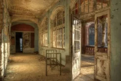 Hot Glasschilderij Verlaten Gebouw met Bed Schilderijen